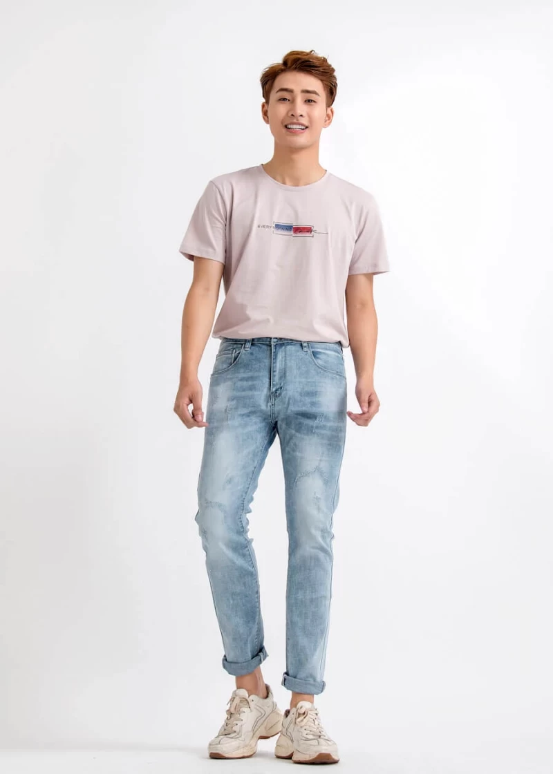 Áo thun và quần jean